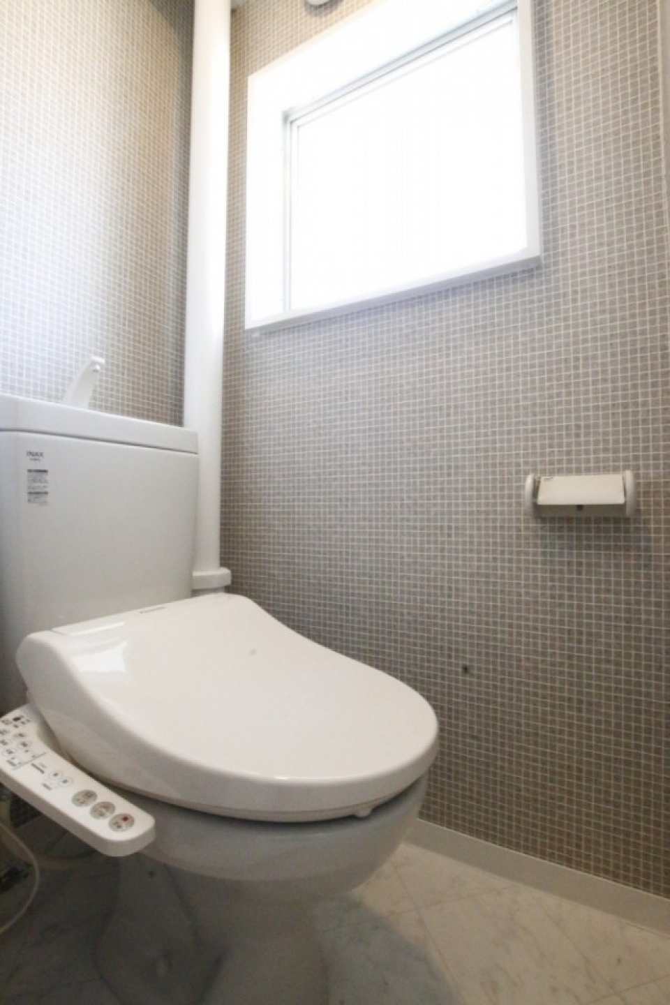 トイレにはグレーのアクセントクロス