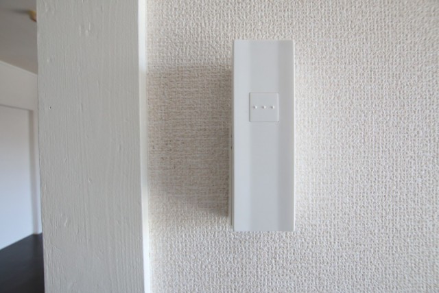 部屋によっては、シンプルなリモコン付きのライト完備です。