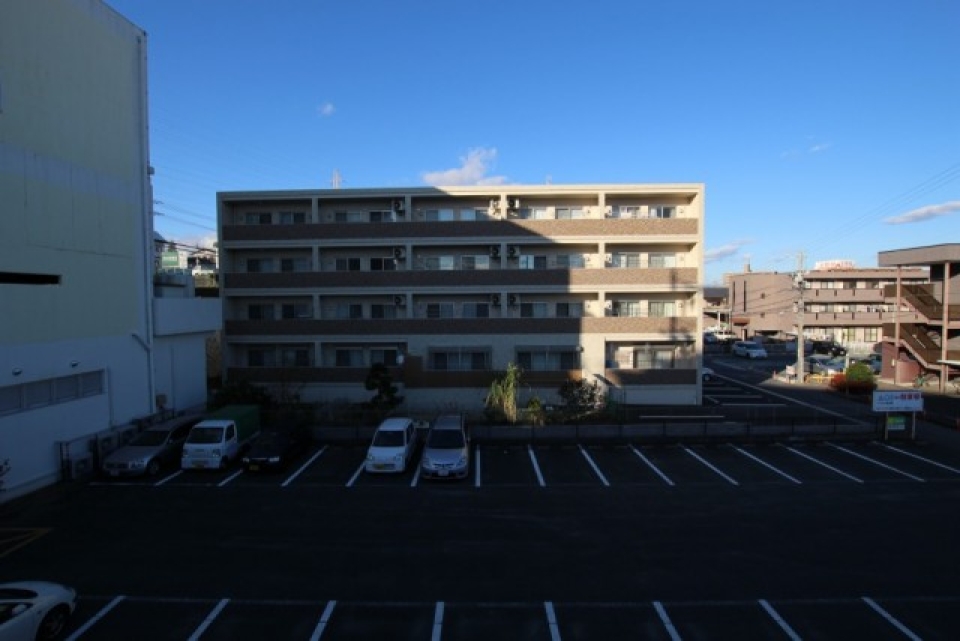 外観がとても綺麗！そして駐車場も広め！