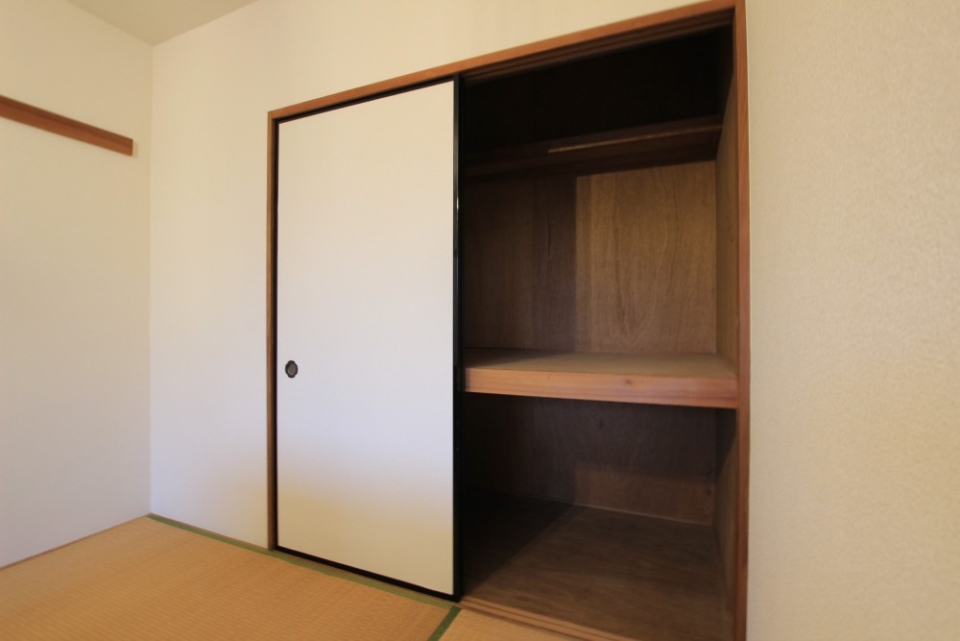 収納は和室にも昔からの押し入れがあります