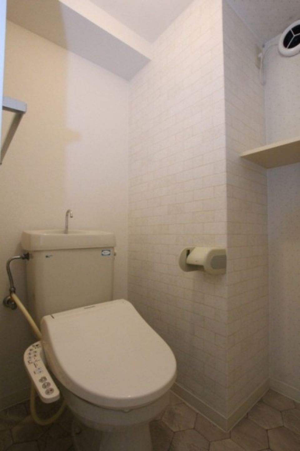 トイレのフローリングスペースが広くて物が置き易い。
