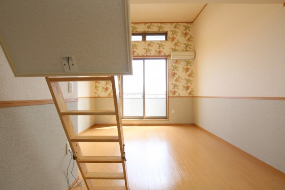 突如天井からロフトへの道が開かれた。