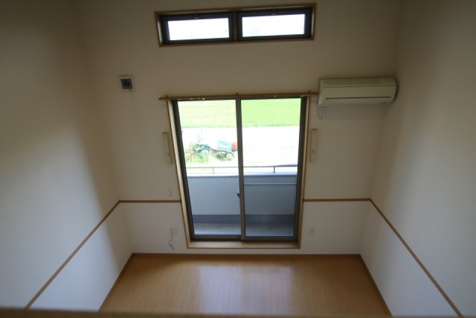 ロフトからの眺め。窓際は天井が高いですね。