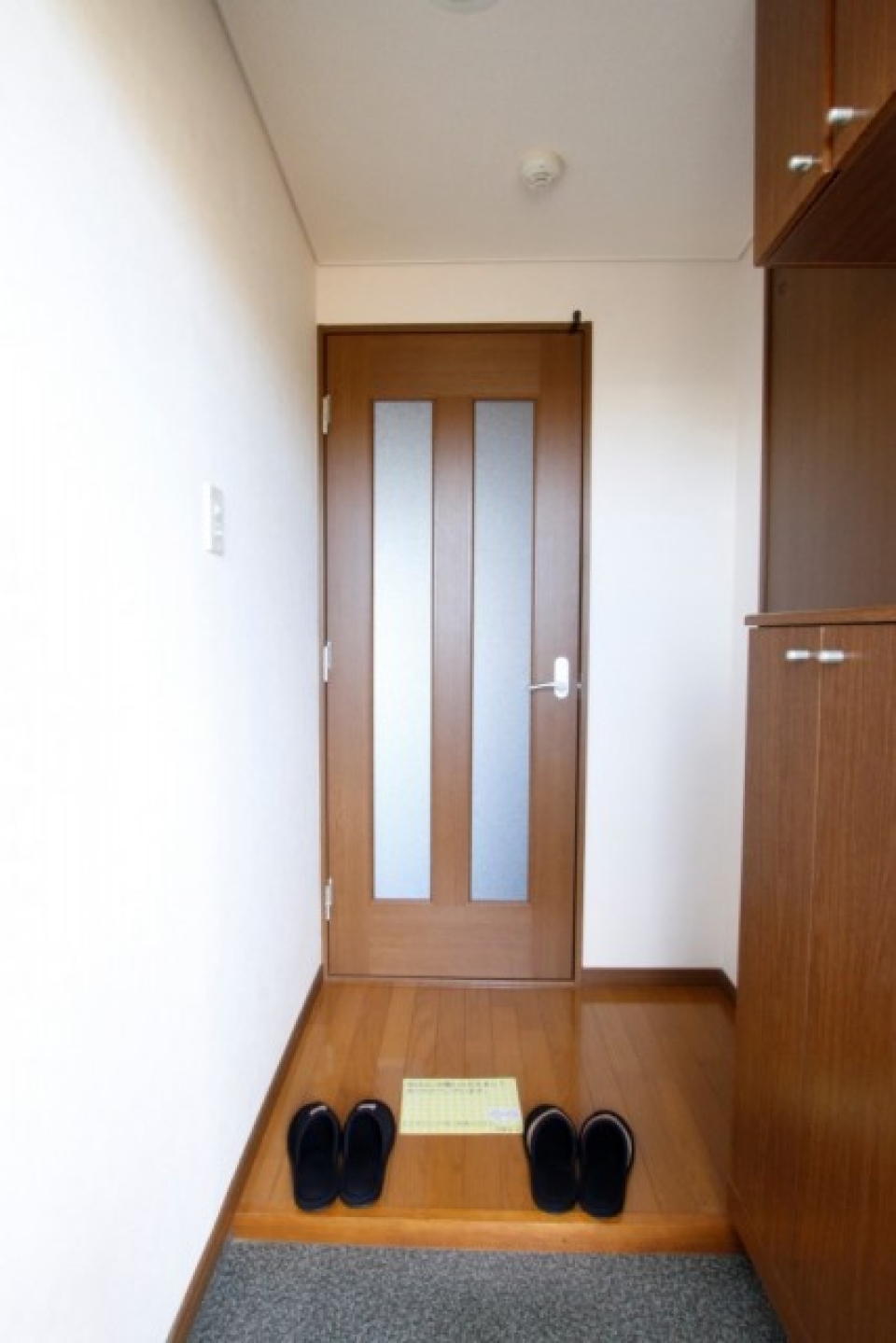 玄関からお部屋には仕切りドアがあります。