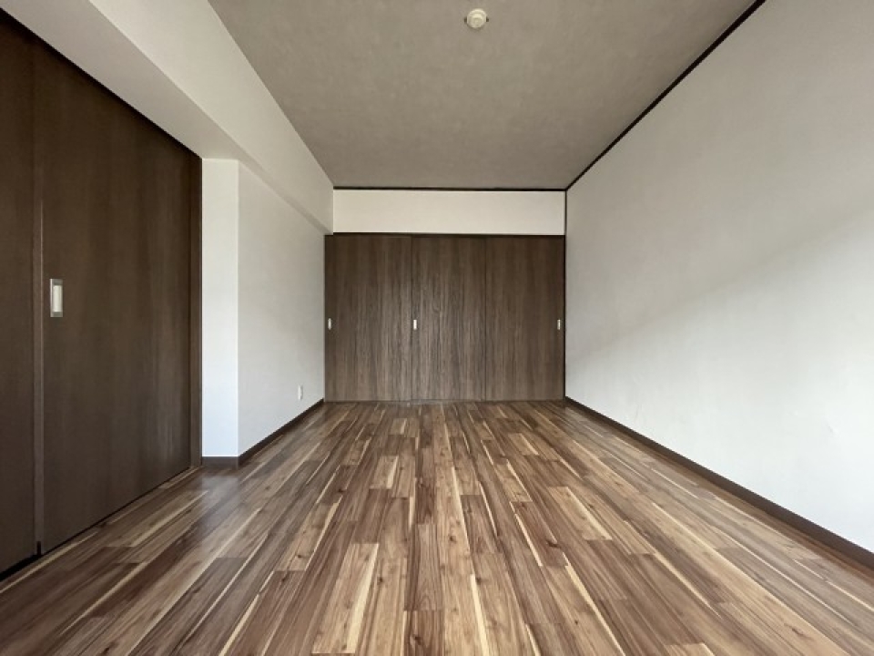 洋室もウッドテイストでおしゃれ。