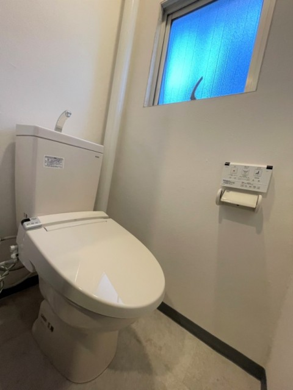 トイレも窓付きで換気バッチリ！