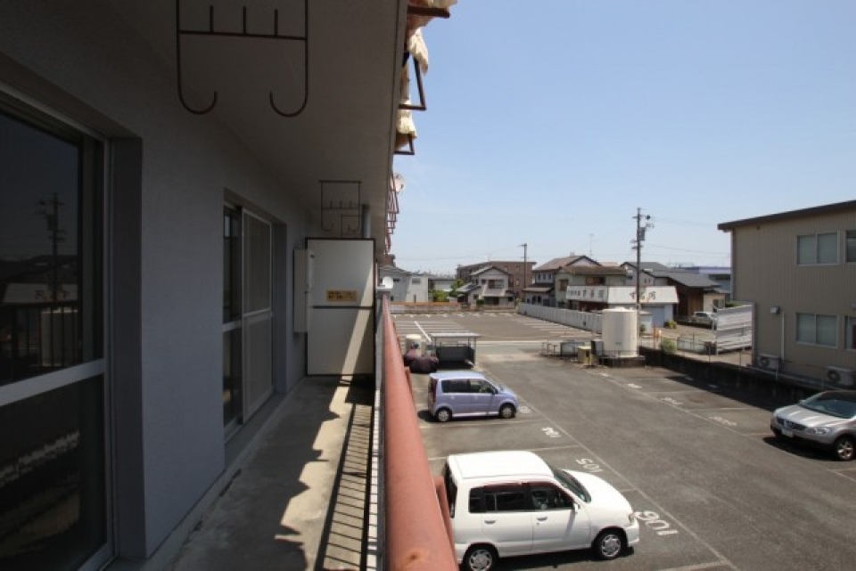 バルコニーは大きく洗濯物が多くてもOK.