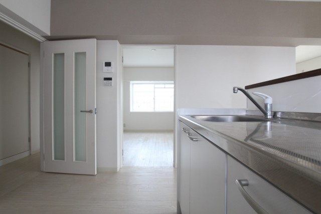 キッチン横のお部屋は子供部屋に最適。
