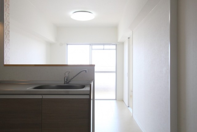 人気の対面式キッチンのお部屋です。