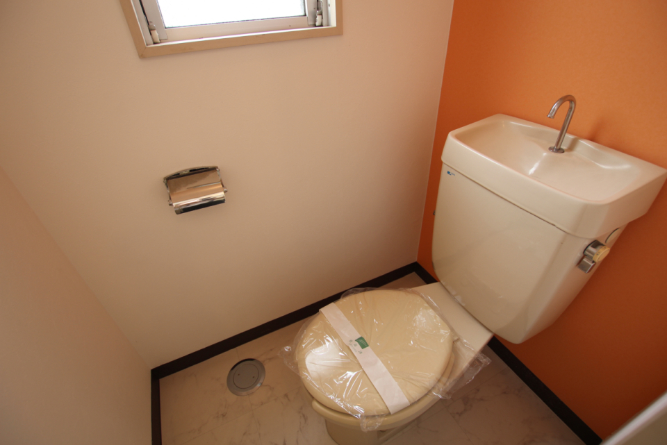 ウォシュレットはついてませんが、トイレは窓もあり明るいです。