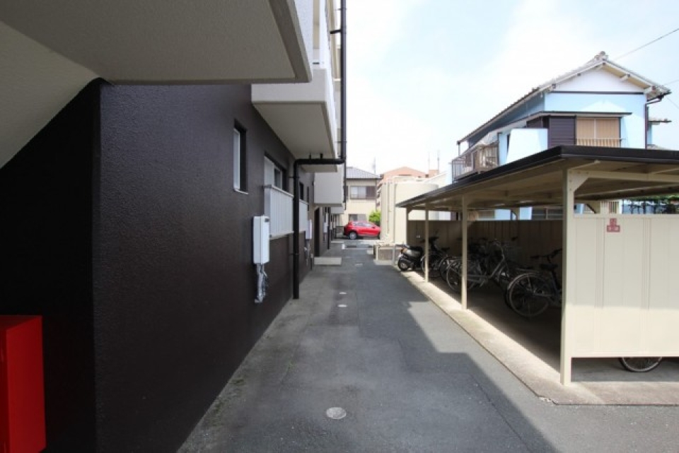 大型駐輪あります。　スペースも充分すぎるくらい！