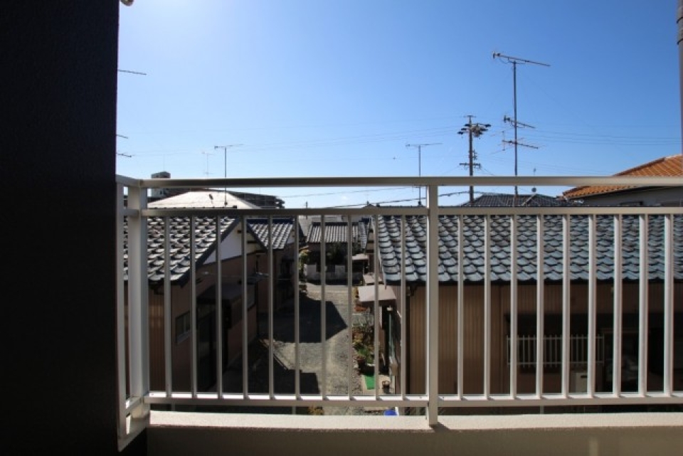 マンションタイプのお部屋だがバルコニーは狭い。