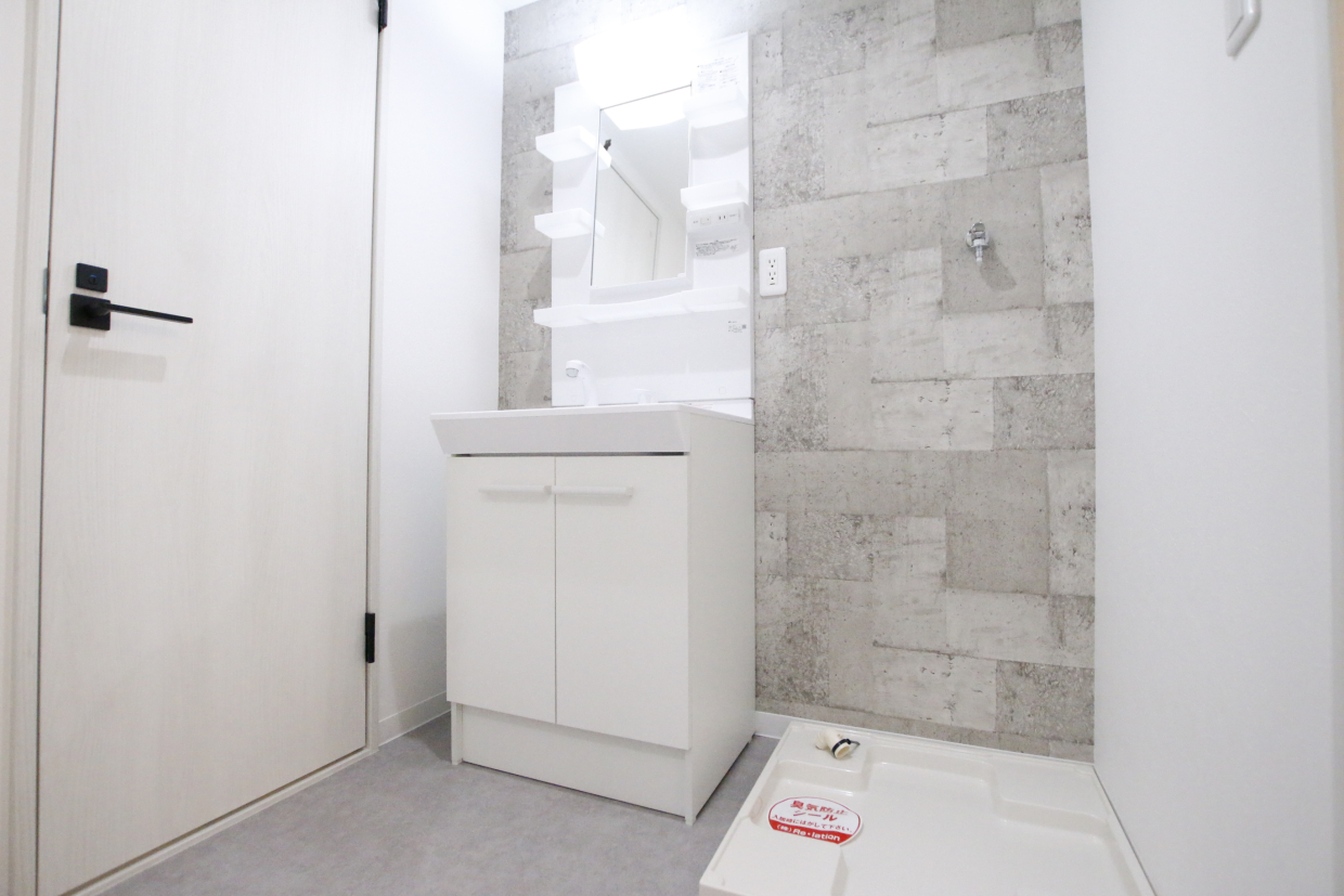 脱衣洗面所を挟んで右がお風呂で左がトイレです