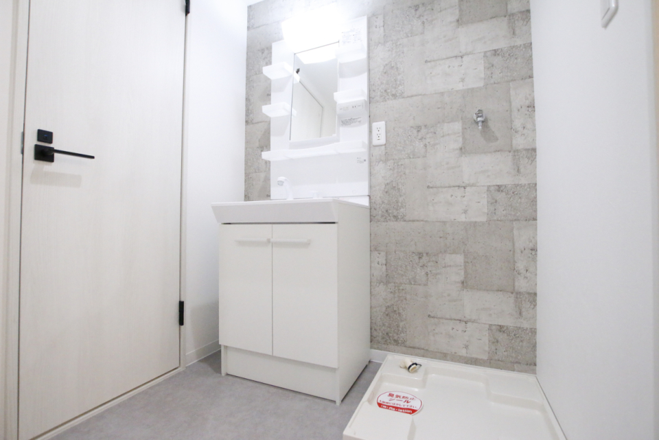 脱衣洗面所を挟んで右がお風呂で左がトイレです