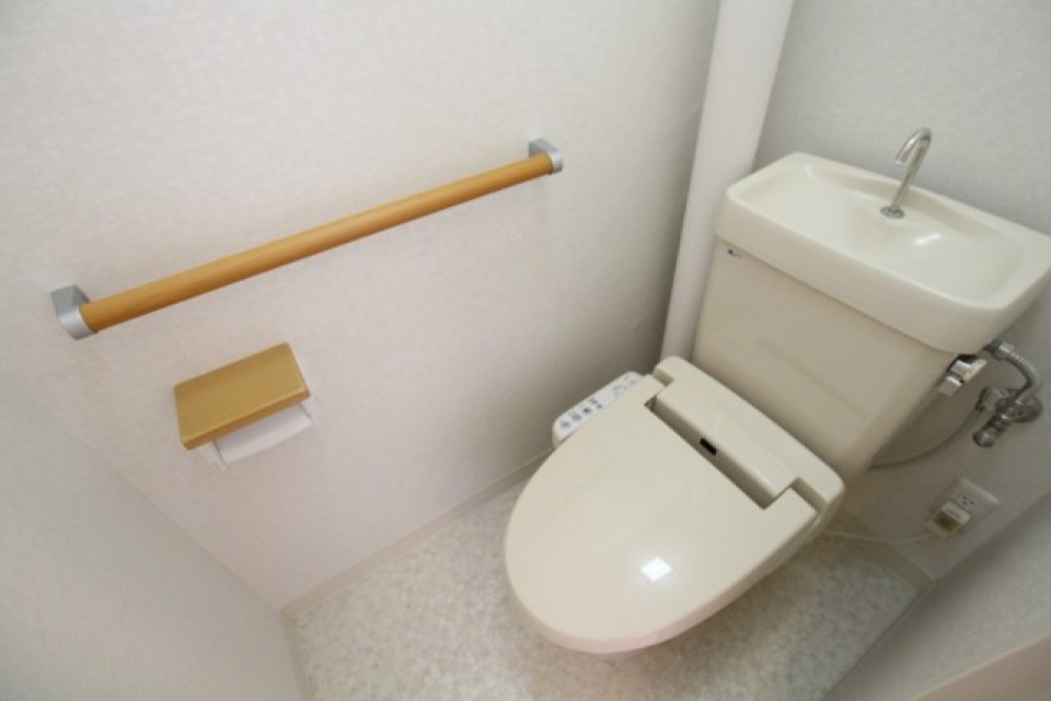 トイレはシャワートイレ付き。
