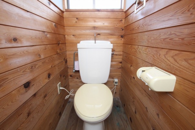 トイレにも無垢材使用。