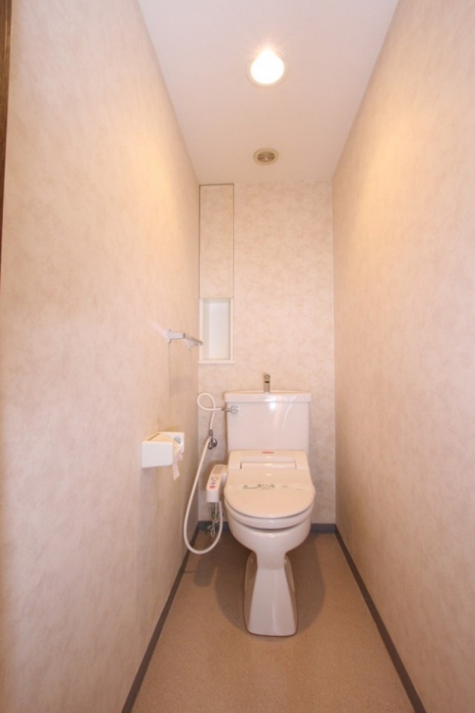 明るく大きなトイレはシャワートイレ付き。