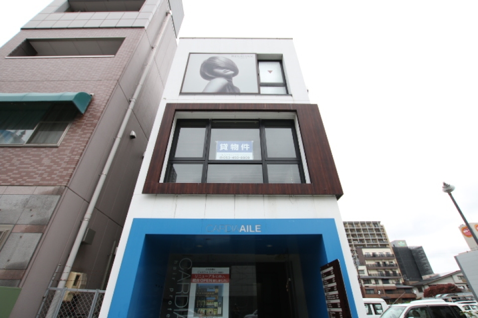 板屋町交差点すぐの目立つ立地がGOOD！