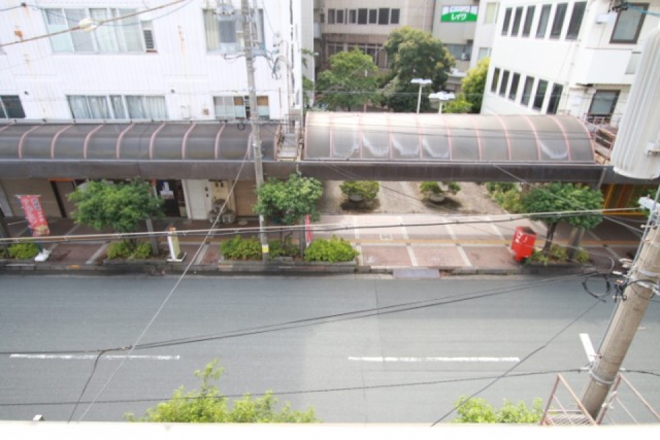 窓を開ければ街中。