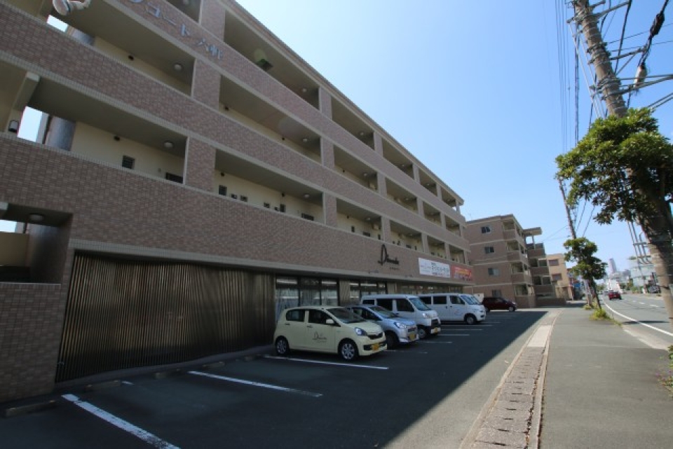 通りに面した外観です。