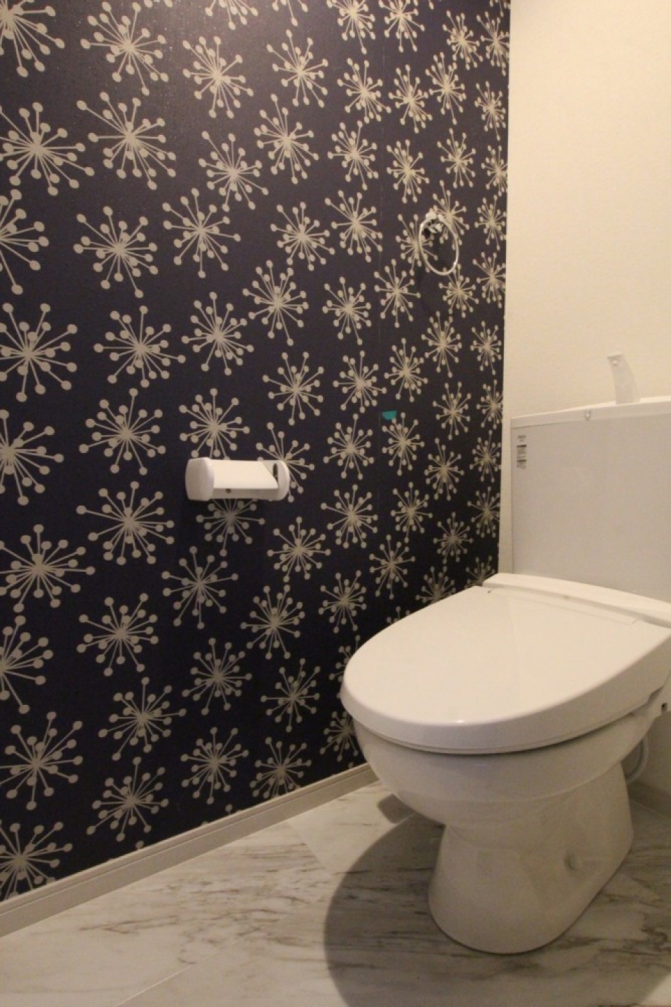 トイレはシャワートイレ付き。