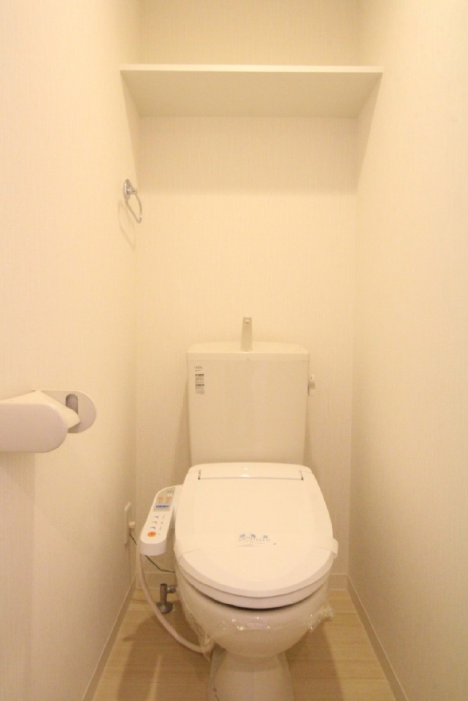 トイレはシャワートイレ付き。