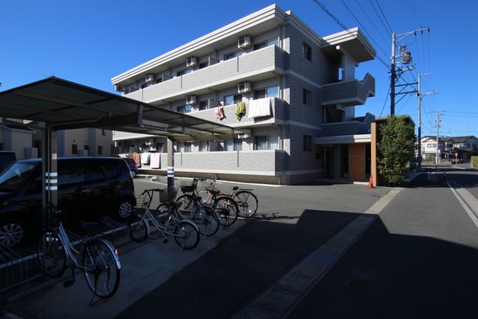 物件横の道路は一方通行で交通量はあまりない。