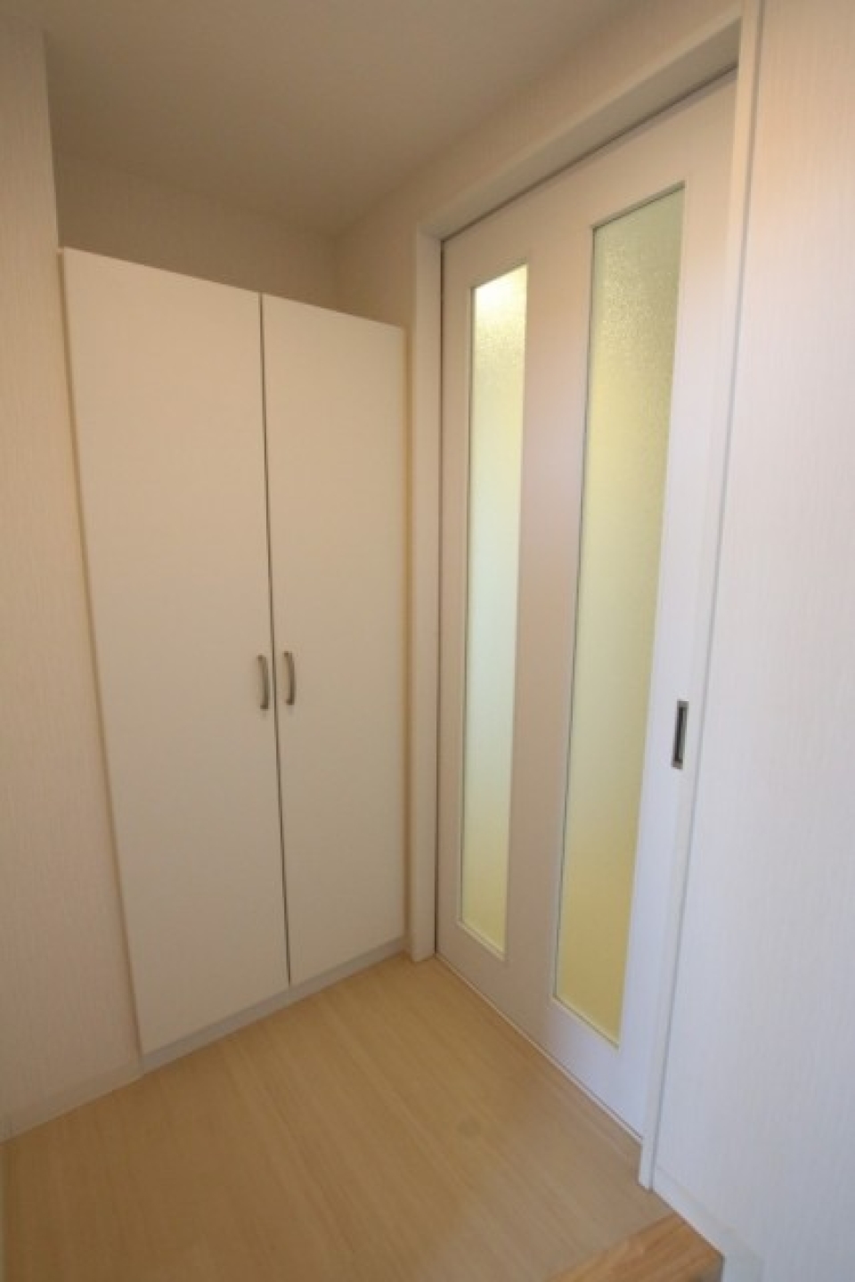 玄関まで白で統一されているとっても明るいお部屋です♪