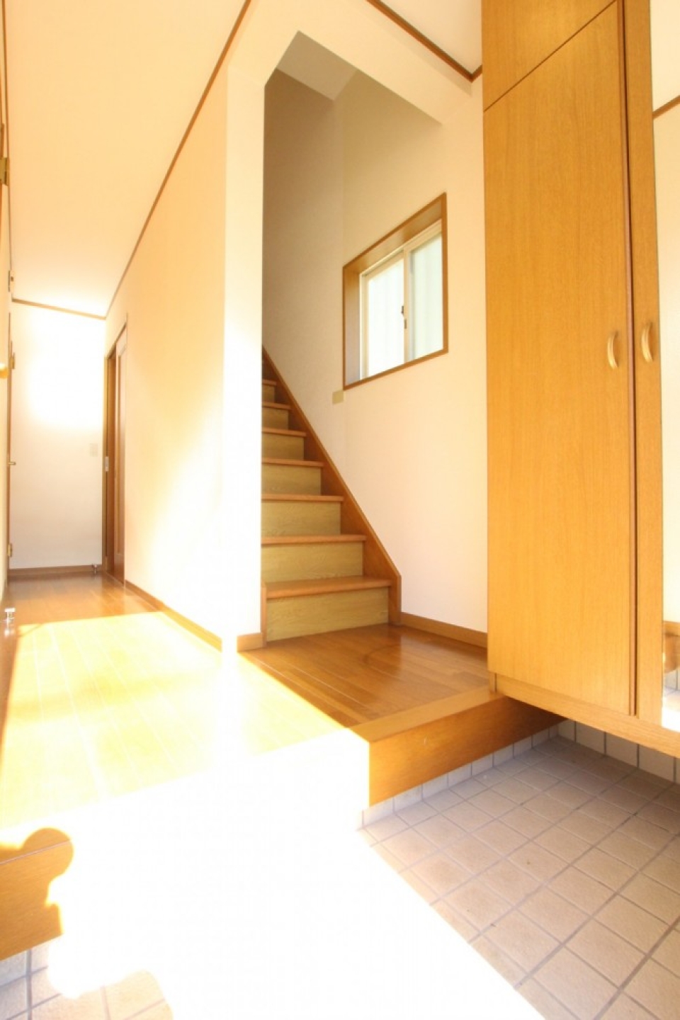 玄関はさほど広くはないが天井高まであるシューズBOXがある。