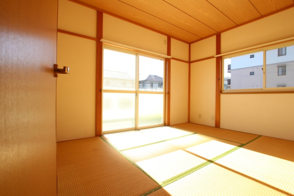 小さな子供の昼寝場所に最適な和室。