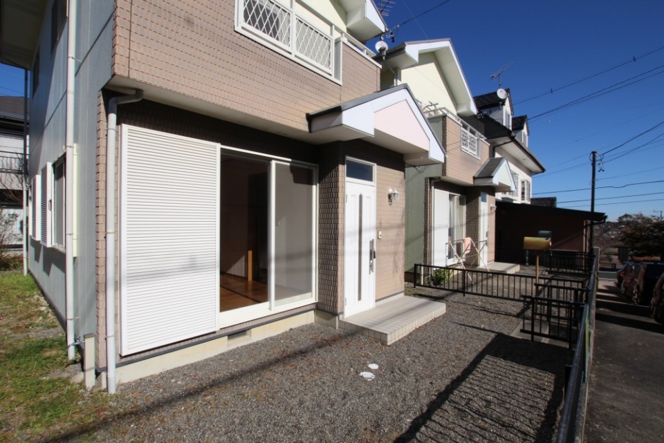 敷地には2棟同じ建物の並んでいる。