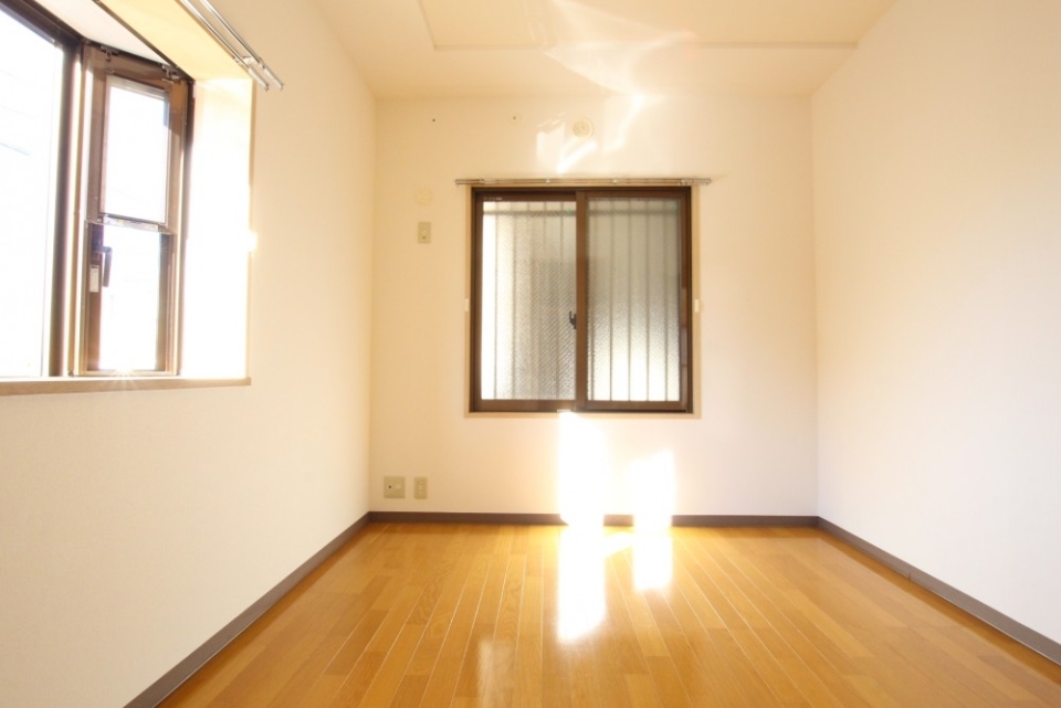 寝室だってほら、角部屋の特権が大活躍。