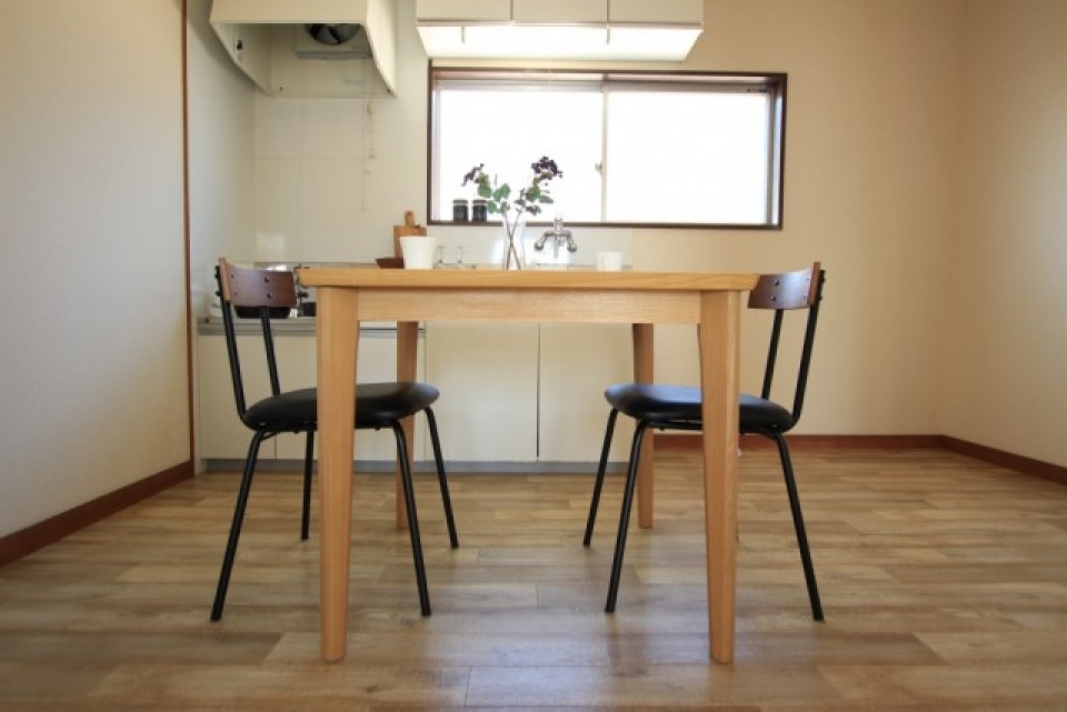 キッチンは2人の食事にちょうど良さそう。