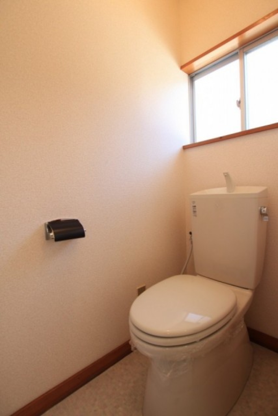 トイレは窓があって明るいです。