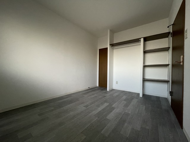6帖の洋室。棚の造りがお洒落です。