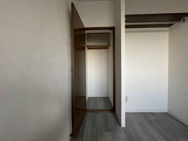 こちらも収納付き。
