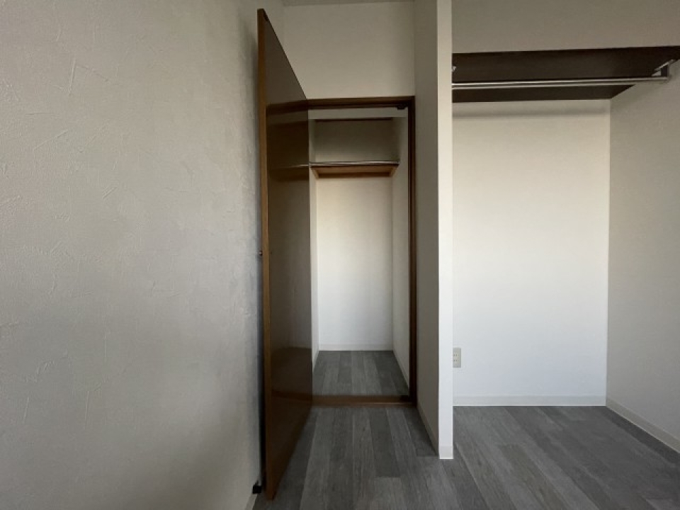 こちらも収納付き。