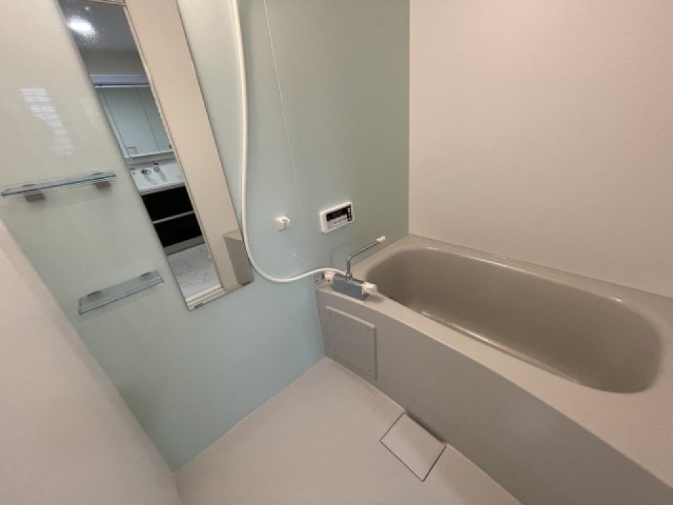 鏡付きの浴室。水色のタイルがGOOD。