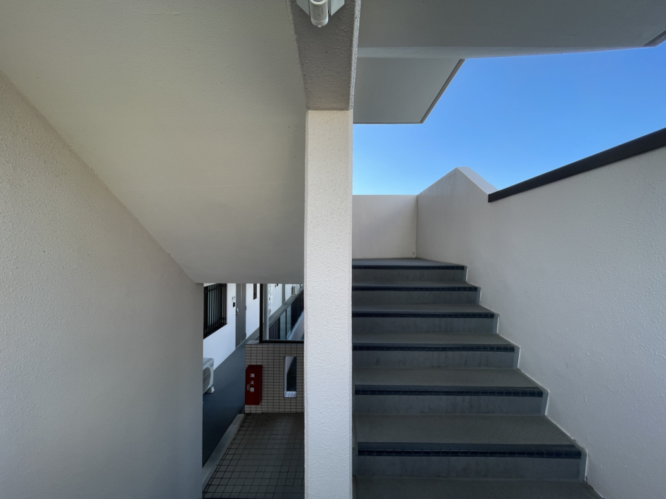 鉄筋コンクリート造の4階建です、エレベーターがないのはきついか？