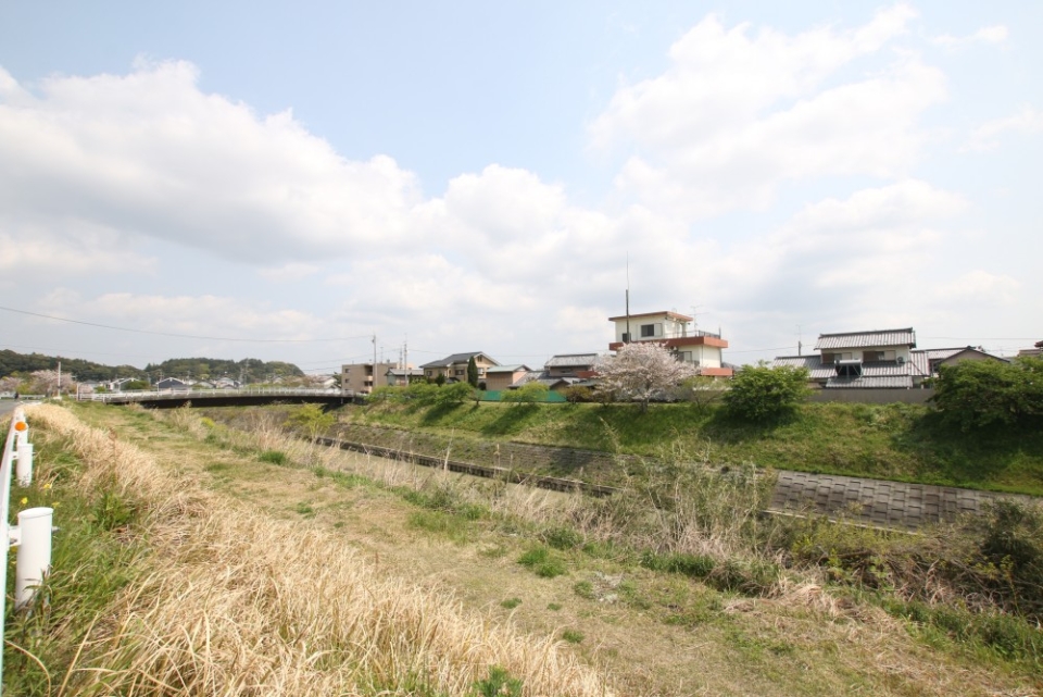 近くには倉真川が流れていて、のどかです...