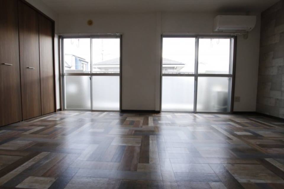 窓が2面にエアコン付きですね。