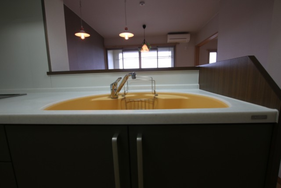 流しがオレンジなのが特徴的です。