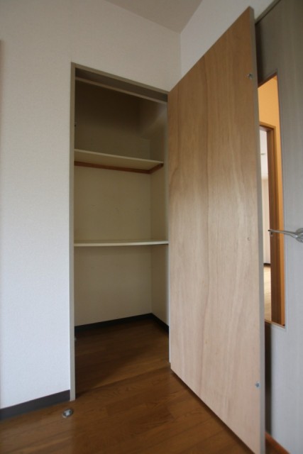 LDKにある奥行きのある収納
