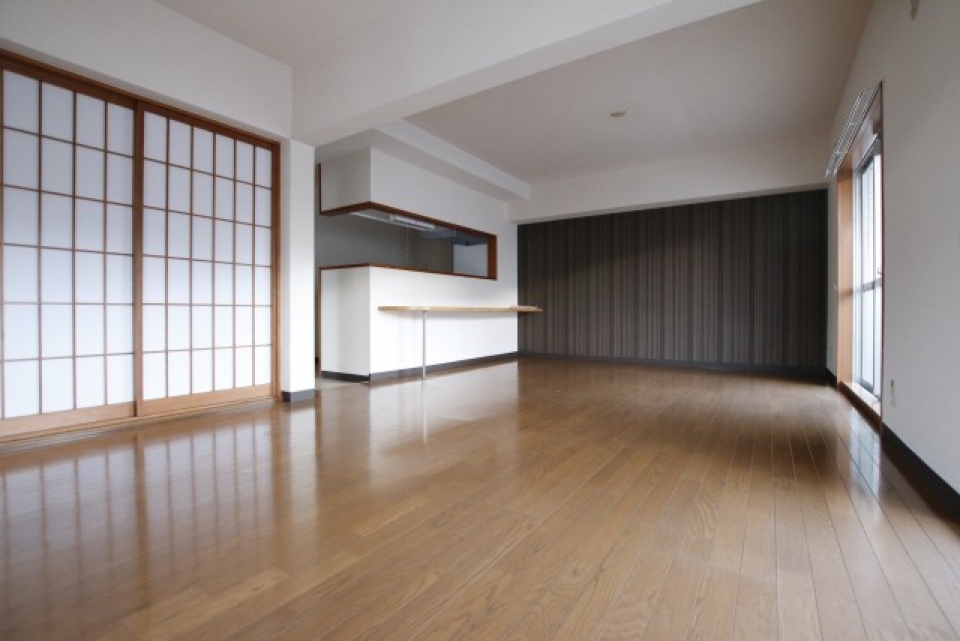 カウンターキッチンと和室が並ぶLDKです。
