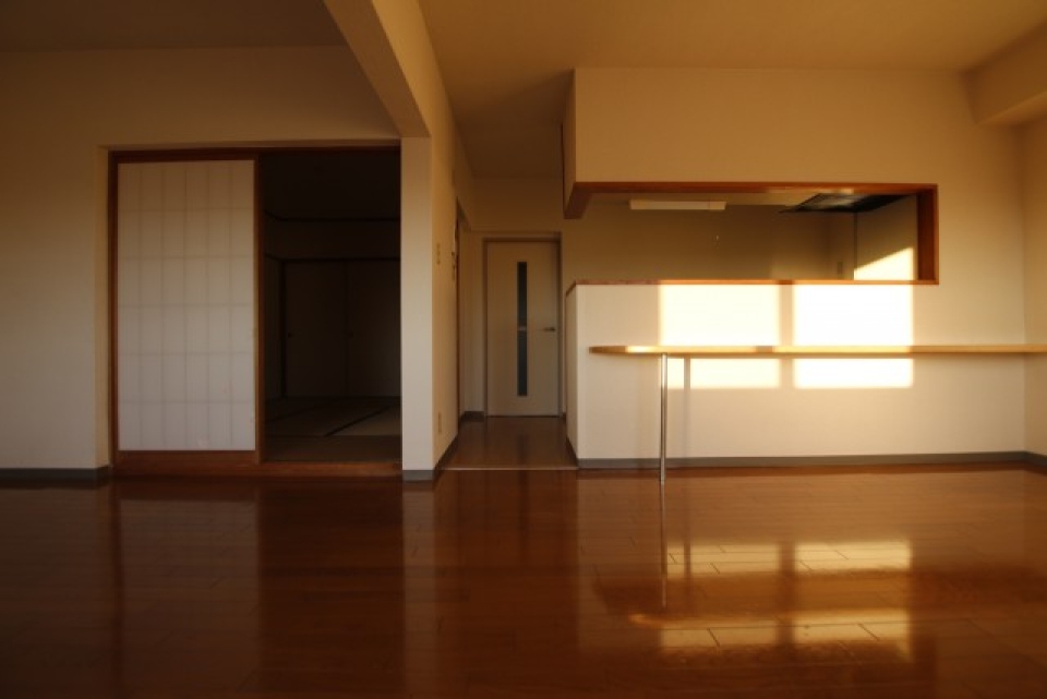 左は和室、右はカウンターキッチン。