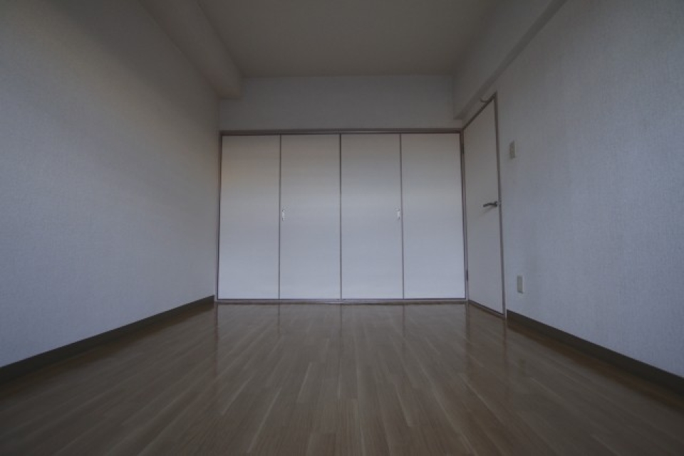 こちらの洋室、クローゼットを開けたままだと、出入り口がふさがってしまうので要注意