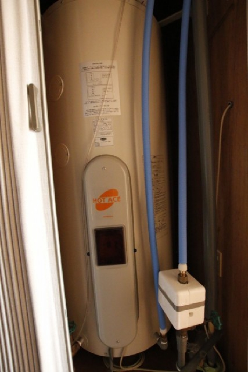 廊下には電気給湯器があります、デカい、ごつい。