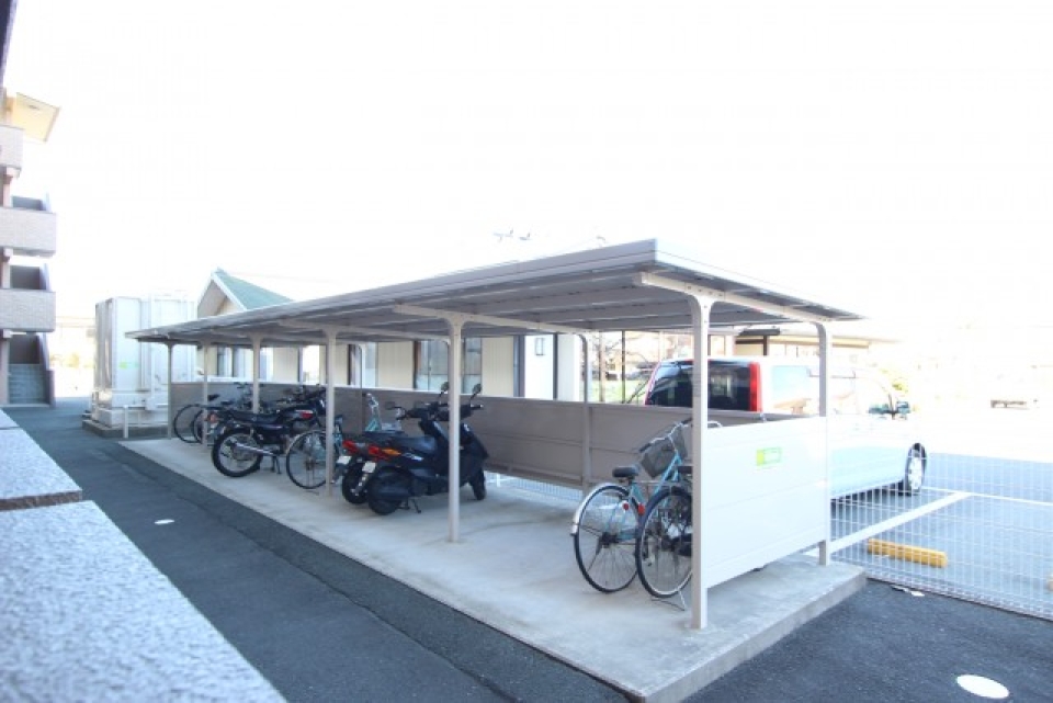 自転車置き場、整然と並んでますね！