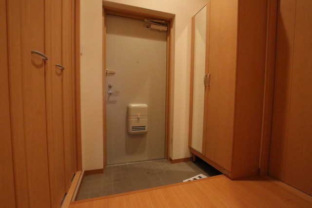 シューズボックス＆全身鏡付きの玄関。