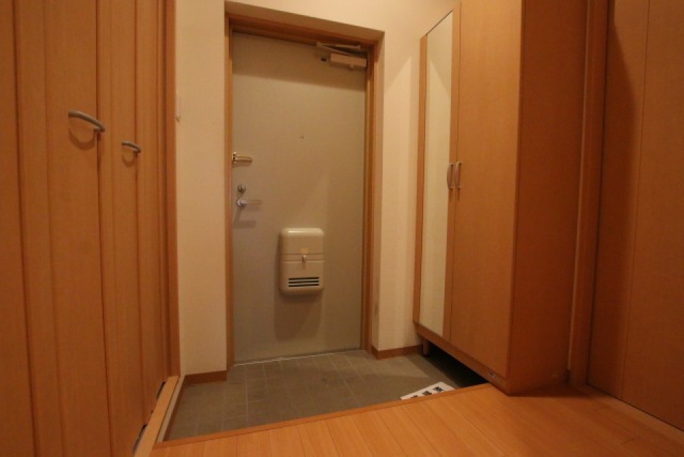 シューズボックス＆全身鏡付きの玄関。